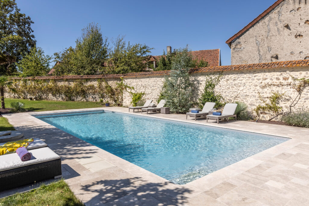 une belle piscine rectangle