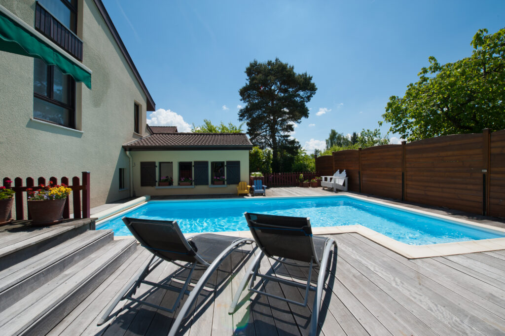 piscine rectangulaire sous le soleil